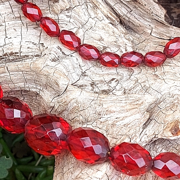 Cherry Red Faceted Bead Necklace, Antique High Quality Bakelite - Picture 3 of 4